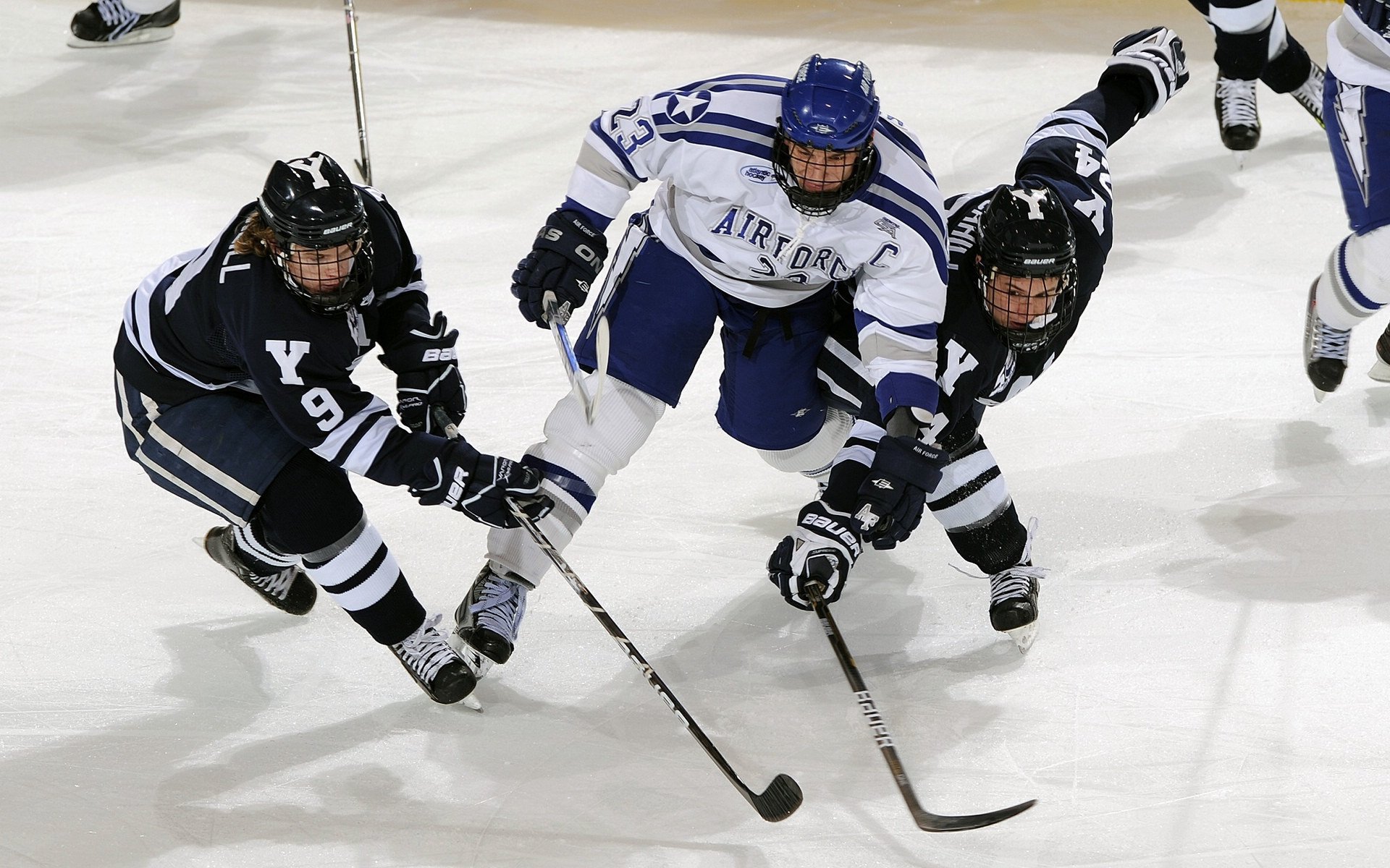“英超争冠激战正酣，胜负瞬息万变”，“英超”