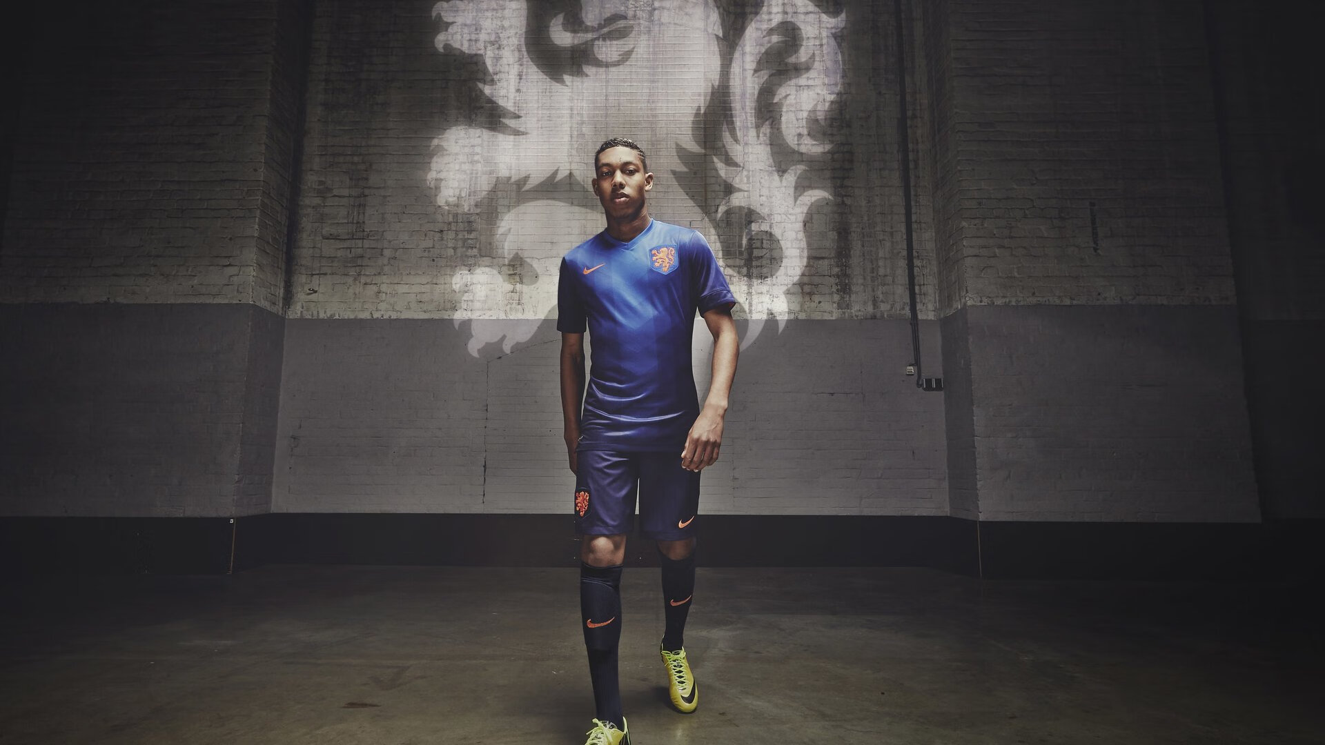 AYX GAME-皇马领跑西甲，巴萨紧追不舍，榜首大战一触即发，皇马和巴萨两队进行足球比赛,最后皇马5_3获胜